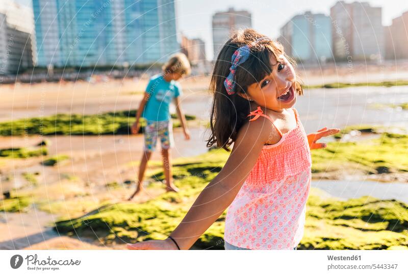 Bildnis eines kleinen Mädchens mit Haarband am Strand Beach Straende Strände Beaches weiblich Portrait Porträts Portraits Kind Kinder Kids Mensch Menschen Leute