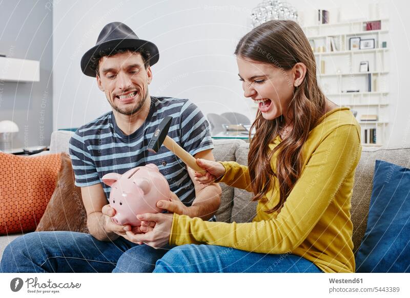 Ehepaar im Möbelhaus beim Abbruch des Sparschweins Sparschweine zerschlagen Finanzierung Finanzierungen Möbelgeschäft Einrichtungshaus Einrichtungshäuser