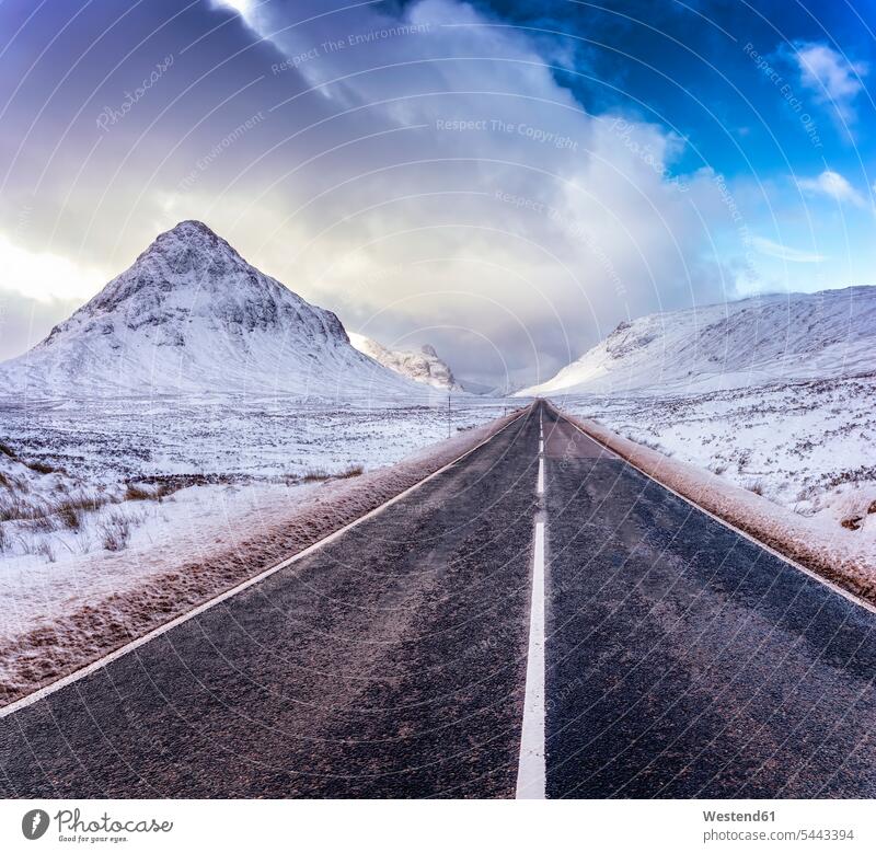 Großbritannien, Schottland, Glencoe, Straße A92 im Winter Wolke Wolken bewölkt Bewölkung bedeckt Bewoelkung wolkig bewoelkt Natur A92 road Außenaufnahme draußen