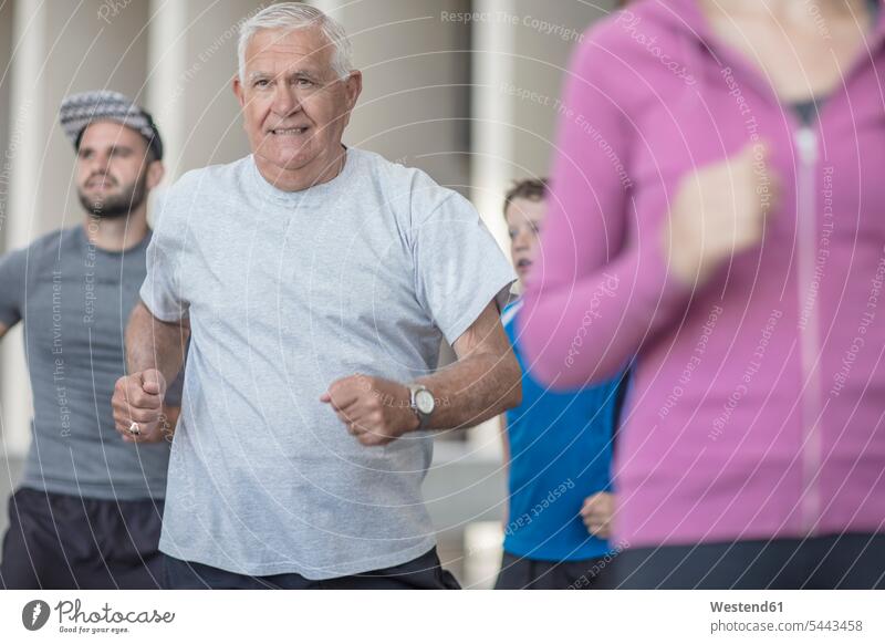 Gemischte Altersgruppe läuft zusammen Senior ältere Männer älterer Mann Senioren trainieren Joggen Jogging laufen rennen Sportler Gruppe Gruppen männlich