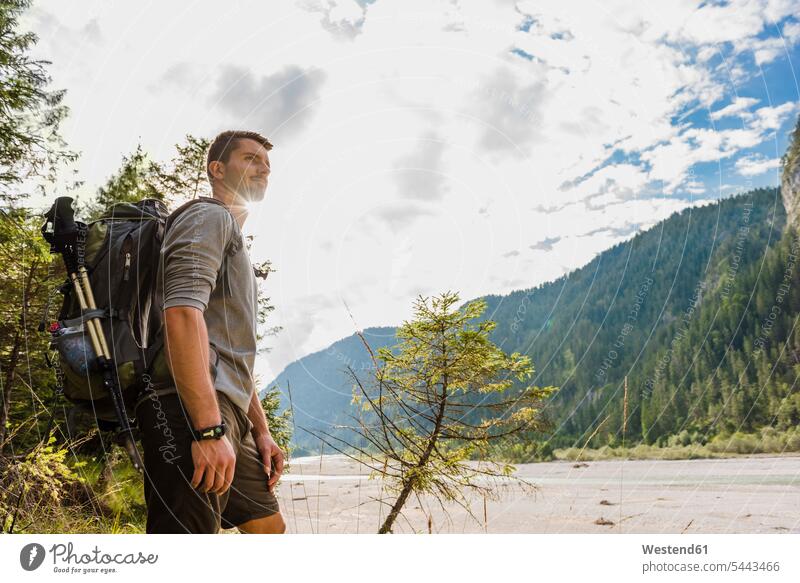 Deutschland, Bayern, junger Wanderer mit Rucksack mit Blick in die Ferne Mann Männer männlich Trekking Trecking Erwachsener erwachsen Mensch Menschen Leute