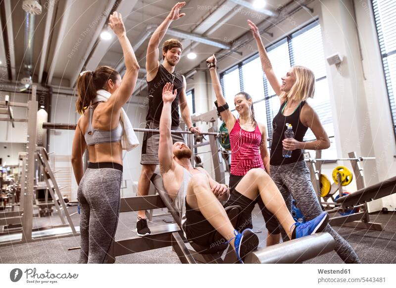 Gruppe von Personen im Fitnessstudio, die Gewichtheben trainieren Fitnessclubs Fitnessstudios Turnhalle sportlich fit Gruppe von Menschen Menschengruppe