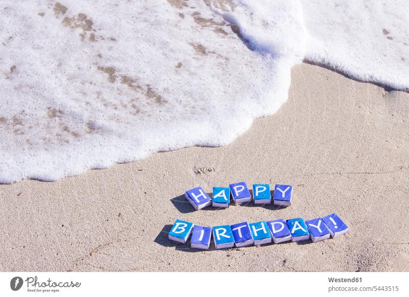 Briefe auf Streichholzschachteln mit dem Wort "Happy Birthday" am Strand Do-it-Yourself DIY Sandstrand Sandstrände Sandstraende selbstgemacht selbstgemachte