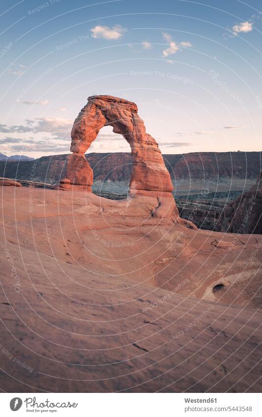 USA, Utah, Arches-Nationalpark, Delicate Arch bei Sonnenuntergang Felsformation Felsengruppe Gesteinsformation Himmel Reise Travel Erosion Erosionen Reiseziel