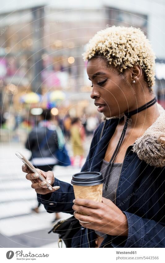 USA, New York City, Porträt einer jungen Frau mit Kaffee zum Mitnehmen Coffee to go zum mitnehmen Portrait Porträts Portraits Smartphone iPhone Smartphones