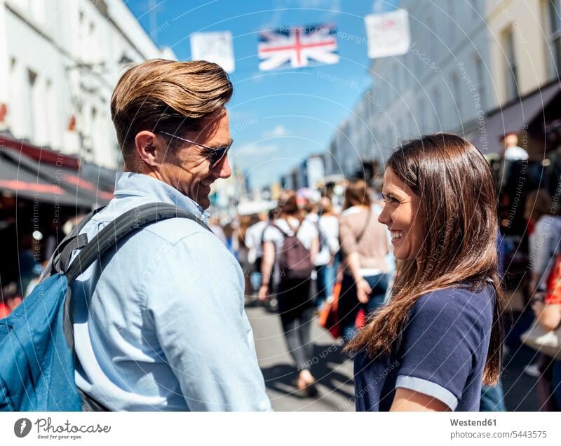 Großbritannien, London, Portobello Road, glückliches Paar von Angesicht zu Angesicht Pärchen Paare Partnerschaft Mensch Menschen Leute People Personen Markt