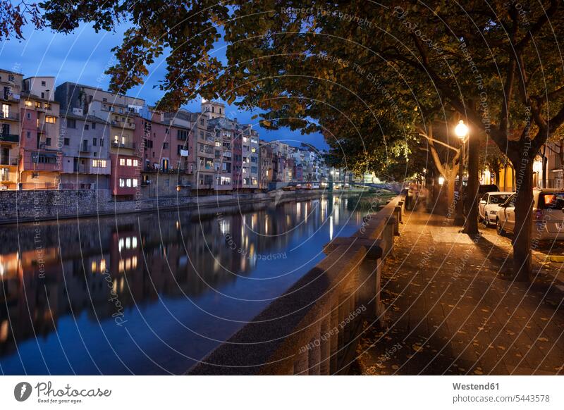 Spanien, Girona, Häuser am Fluss Onyar am Abend Wasserspiegelung Wasserspiegelungen Reiseziel Reiseziele Urlaubsziel Altstadt Fassade Gebäudefront Fassaden