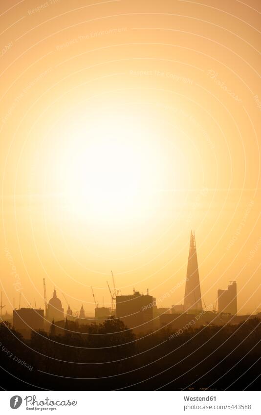 Großbritannien, London, Skyline mit der St. Paul's Cathedral und The Shard im Gegenlicht am Morgen Silhouette Umriß Schattenbilder Silhouetten Konturen Umriss