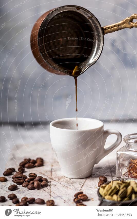 Arabischen Kaffee in die Tasse gießen Food and Drink Lebensmittel Essen und Trinken Nahrungsmittel Zubehör Zubehoer Kaffeetasse Kaffeetassen Kupfer kupfern