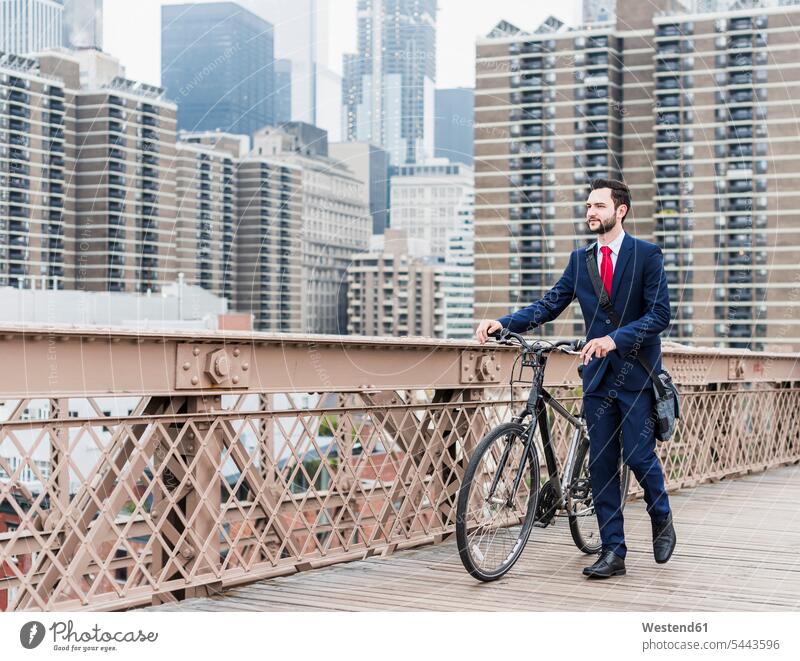 USA, New York City, Geschäftsmann mit Fahrrad auf der Brooklyn Bridge Bikes Fahrräder Räder Rad New York State Brücke Bruecken Brücken Businessmann