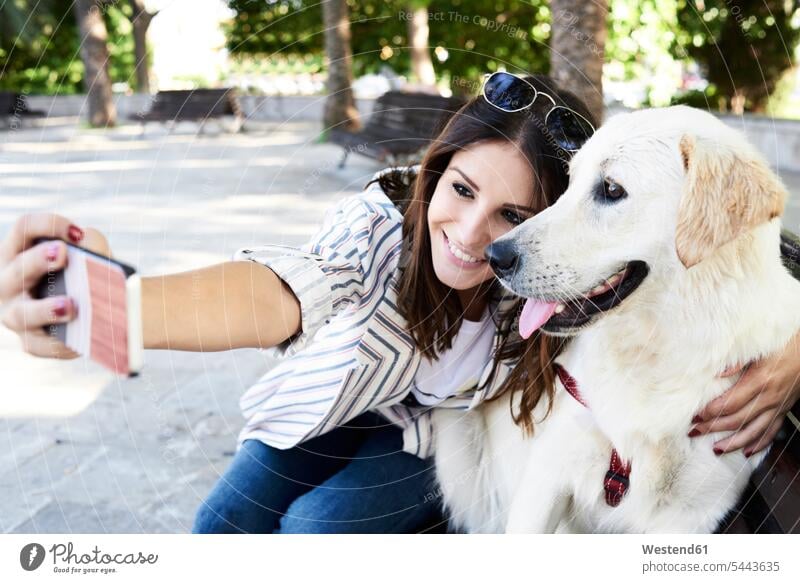 Glückliche junge Frau macht Selfie mit ihrem Hund Hunde Selfies Foto machen Fotos machen fotografieren weiblich Frauen Haustier Haustiere Tier Tierwelt Tiere