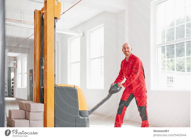 Porträt eines lächelnden Mannes in einer Fabrik mit Gabelstapler arbeiten Arbeit Lager Fabriken Männer männlich Gebäude Erwachsener erwachsen Mensch Menschen