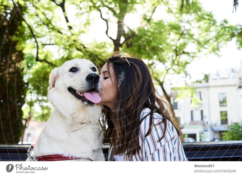 Junge Frau küsst ihren Hund Hunde Küsschen Kuesschen weiblich Frauen Haustier Haustiere Tier Tierwelt Tiere küssen Küsse Kuss Erwachsener erwachsen Mensch