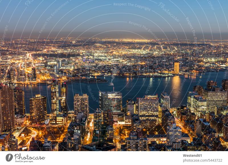 USA, New York City, Stadtbild in der Abenddämmerung beleuchtet Beleuchtung Aussicht Ausblick Ansicht Überblick am Wasser Außenaufnahme draußen im Freien