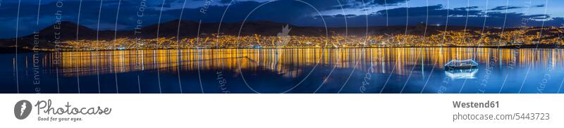 Peru, Titicacasee, Schiff und Stadtbild von Puno zur blauen Stunde Illumination illuminiert Illuminierung Abendlicht abendliches Licht beleuchtet Beleuchtung