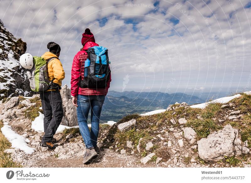 Deutschland, Bayern, Oberstdorf, zwei Wanderer in alpiner Landschaft Paar Pärchen Paare Partnerschaft wandern Wanderung Gebirge Berglandschaft Gebirgslandschaft