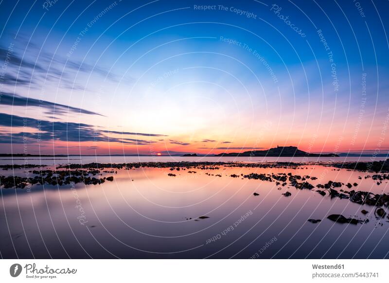 Großbritannien, Schottland, East Lothian, North Berwick, Firth of Forth, Blick auf die Insel Fidra bei Sonnenuntergang Schönheit der Natur Schoenheit der Natur