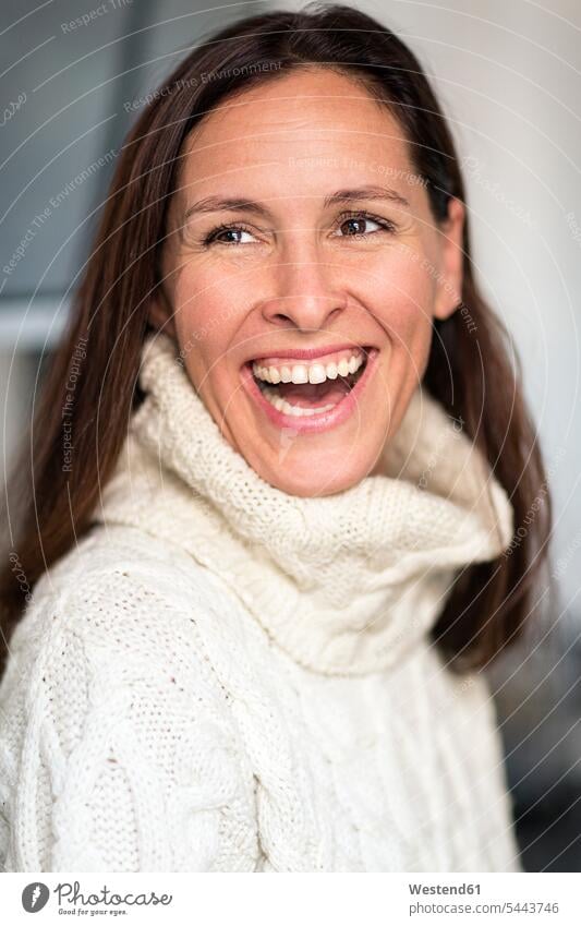 Porträt einer lachenden, reifen Frau in weißem Strickpullover weiblich Frauen Portrait Porträts Portraits positiv Emotion Gefühl Empfindung Emotionen Gefühle