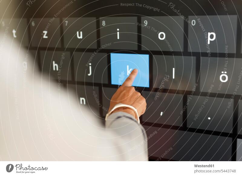 Geschäftsfrau benutzt Projektion einer Tastatur Präsentation Praesentationen Präsentationen Bildschirm Monitor Screen Monitore Bildschirme Screens