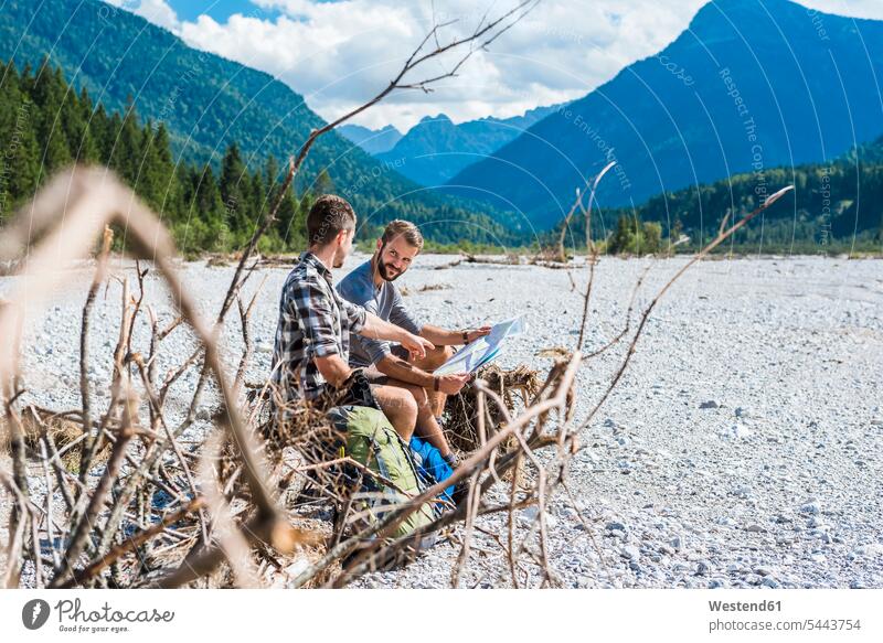 Deutschland, Bayern, zwei Wanderer ruhen sich aus wandern Wanderung sitzen sitzend sitzt Flussbett Karte Karten Wanderkarte Abenteuer abenteuerlich Wanderurlaub