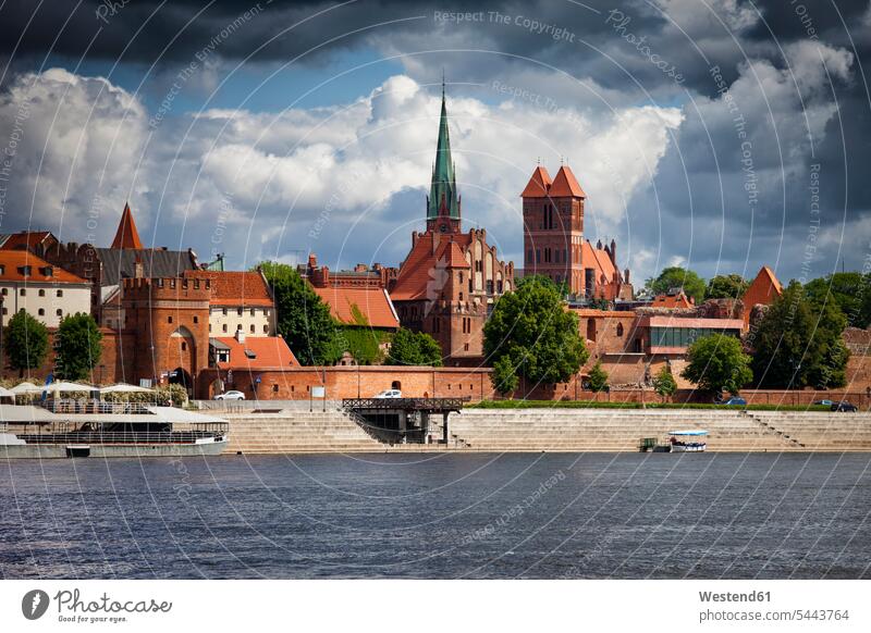 Polen, Torun, Blick auf die Stadtsilhouette mit der Weichsel im Vordergrund Wolkenformation Architektur Baukunst dramatisch Sehenswürdigkeit Sehenwürdigkeiten