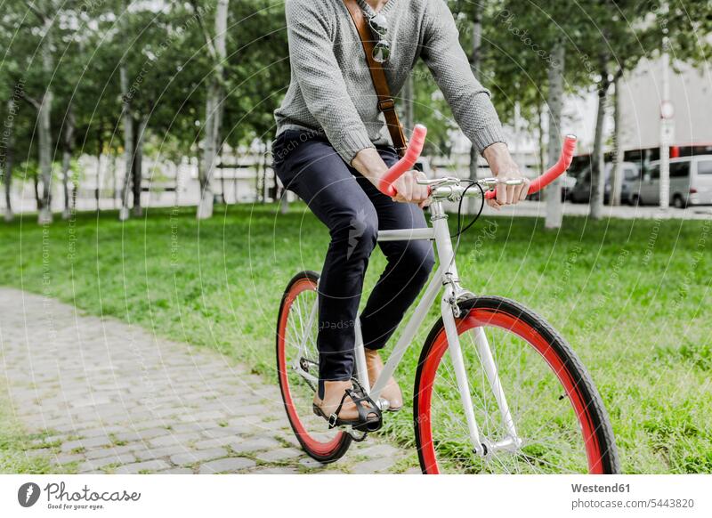 Junger Mann auf seinem Rennrad, Teilansicht radfahren fahrradfahren radeln Fahrrad Bikes Fahrräder Räder Rad Männer männlich Raeder Erwachsener erwachsen Mensch