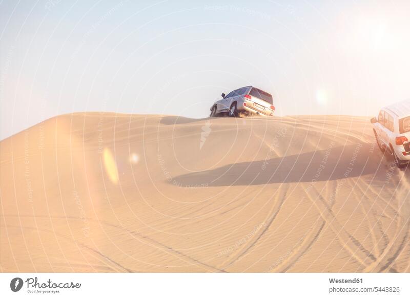Vereinigte Arabische Emirate, Geländewagen auf einer Fahrt in der Wüste zwischen Abu Dhabi und Dubai Aktivurlaub Mobilität mobil reisen Travel verreisen Weg