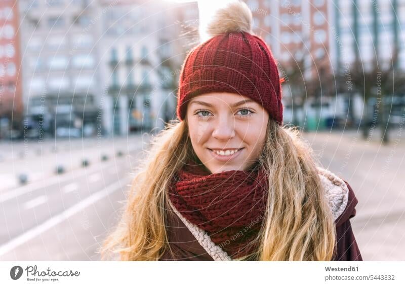 Porträt eines lächelnden Teenager-Mädchens mit Wollmütze und Schal Leute Menschen People Person Personen Heranwachsende Jugendliche Pubertierende junge Frau