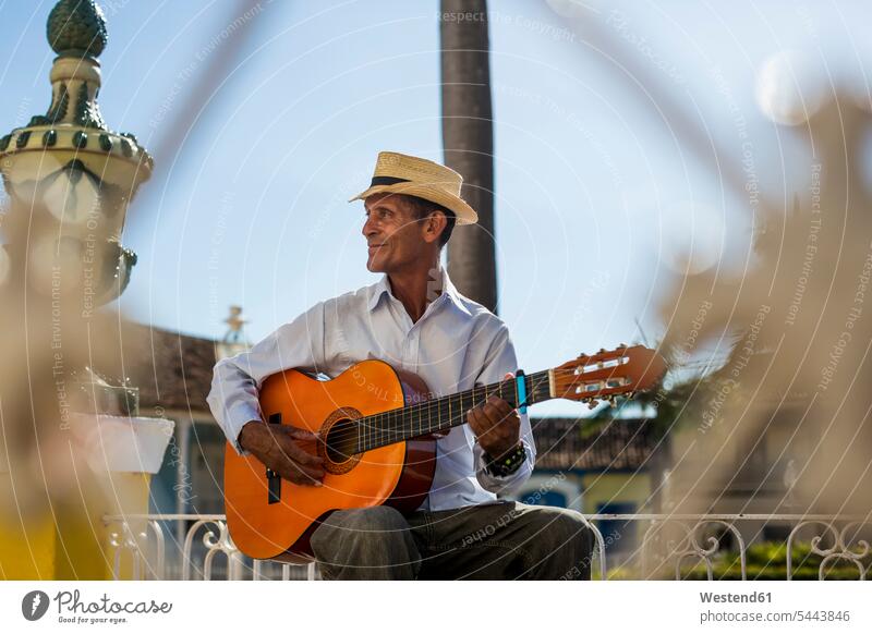 Kuba, Trinidad, Mann spielt Gitarre auf der Straße Straßenmusiker Gitarrist Gitarrenspieler Gitarristen spielen Männer männlicher Erwachsener