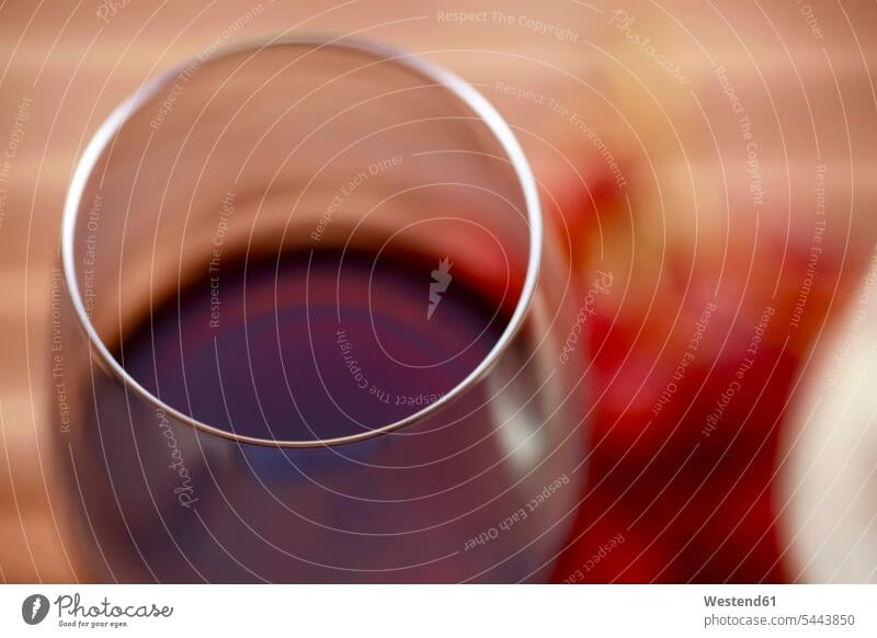 Glas Rotwein, Nahaufnahme Weinglas Weingläser Kreis kreisförmig kreisfoermig Kreise Studioaufnahme Studioaufnahmen Textfreiraum Spiegelung Spiegelungen