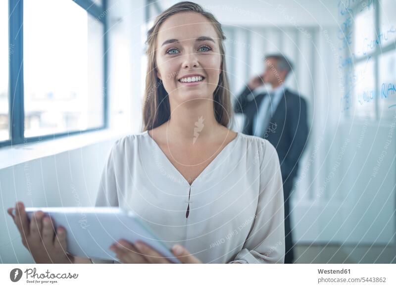 Junge Geschäftsfrau hält digitales Tablet und lächelt stehen stehend steht Zuverlässigkeit verlässlich Vertrauenswürdigkeit zuverlässig vertrauenswürdig Erfolg
