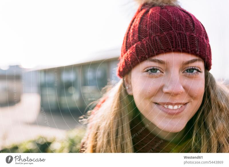 Porträt einer lächelnden Teenagerin mit Wollmütze Leute Menschen People Person Personen Heranwachsende Jugendliche Pubertierende junge Frau junges Mädchen