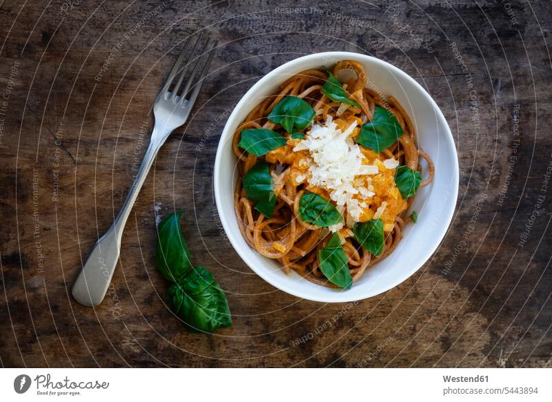 Dinkel-Vollkornspaghetti, Tomatensauce, Parmesan und Basilikum servierfertig angerichtet Italienisches Essen italienisch italienische Küche Dinkelnudeln würzig