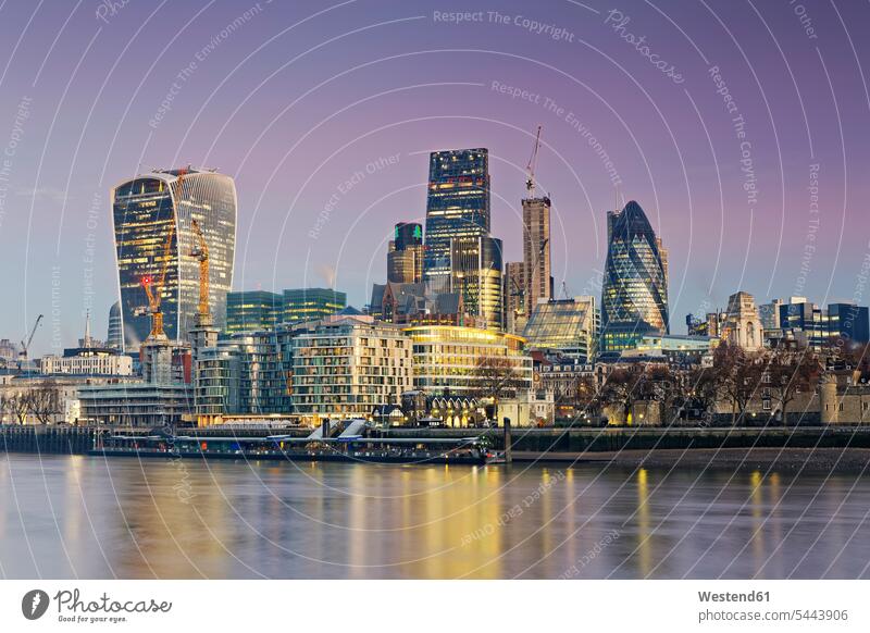 Großbritannien, London, Skyline mit Bürotürmen in der Abenddämmerung Aussicht Ausblick Ansicht Überblick Innenstadt City Stadtzentrum Stadtmitte Großstadt