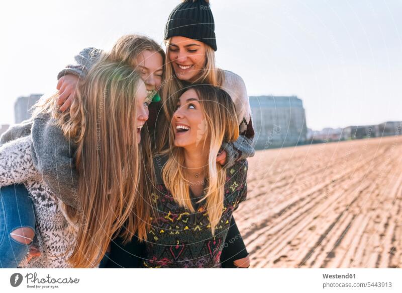 Vier Freunde haben Spaß am Strand Freundinnen Beach Straende Strände Beaches Freundschaft Kameradschaft lachen positiv Emotion Gefühl Empfindung Emotionen