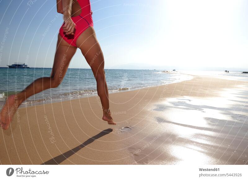 Ägypten, Soma Bay, Frau rennt am Strand Beach Straende Strände Beaches laufen rennen weiblich Frauen Erwachsener erwachsen Mensch Menschen Leute People Personen
