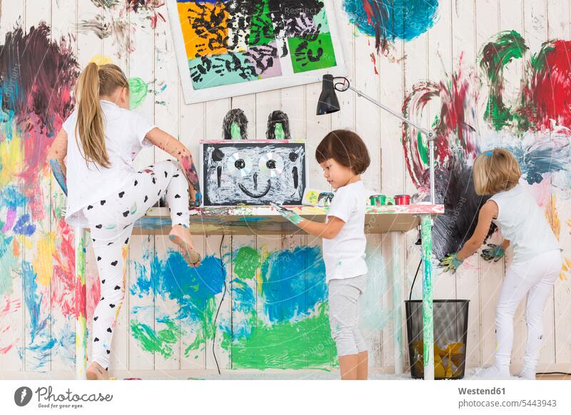 Drei Mädchen malen Büro mit Fingerfarben Gemeinsam Zusammen Miteinander Spaß Spass Späße spassig Spässe spaßig bunt farbig mehrfarbig Office Büros bemalen