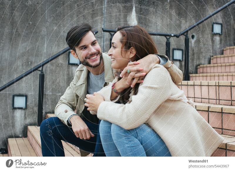 Verliebtes Paar sitzt auf der Treppe Pärchen Paare Partnerschaft Mensch Menschen Leute People Personen glücklich Glück glücklich sein glücklichsein sitzen