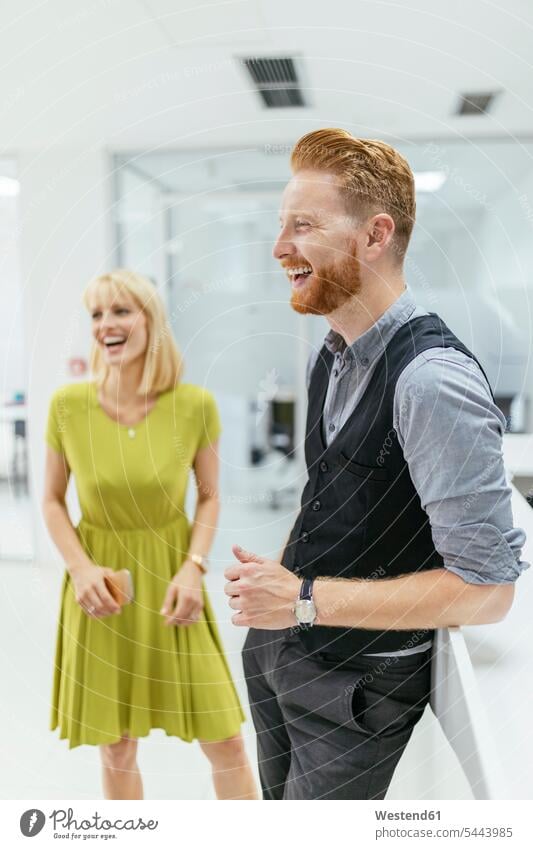 Kollegen haben Spaß im Büro Geschäftsleute Geschäftspersonen lachen Gemeinsam Zusammen Miteinander Office Büros Business Geschäftsleben Geschäftswelt