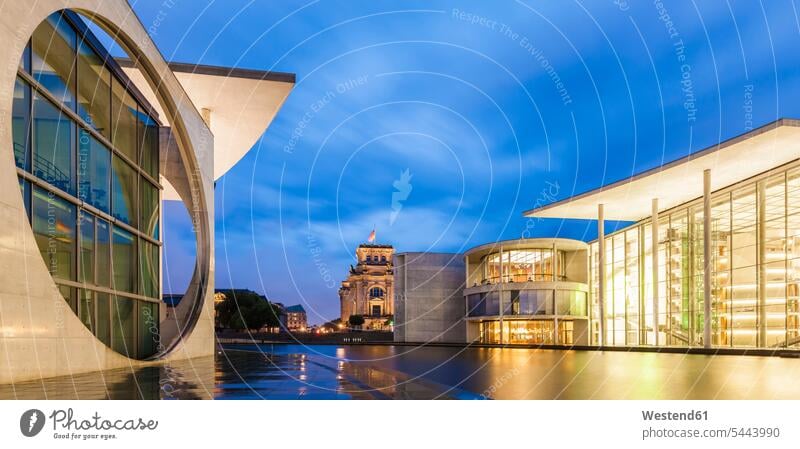 Deutschland, Berlin, Blick auf den Reichstag, beleuchtetes Paul-Loebe-Gebäude und Marie-Eisabeth-Lueders-Gebäude Politik Städtereise City Trip Kurztripp