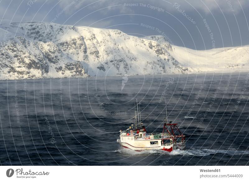 Arktischer Ozean, Schiff auf der Barentssee Schiffe bewölkt Bewölkung Wolke bedeckt Wolken Bewoelkung wolkig bewoelkt Meer Meere Schiffsverkehr Natur