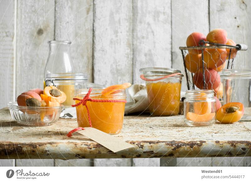 Gläser mit hausgemachter Aprikosenmarmelade und Aprikosen Food and Drink Lebensmittel Essen und Trinken Nahrungsmittel Karaffe Karaffen Fruchtsaft Fruchtsäfte