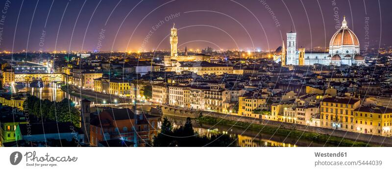 Italien, Toskana, Florenz, Stadtbild bei Nacht vom Piazzale Michelangelo aus gesehen beleuchtet Beleuchtung Wasserspiegelung Wasserspiegelungen Arno