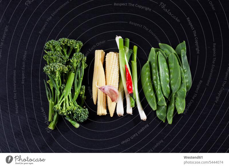 Verschiedene frische Gemüse für den Wok auf Schiefertafel grün Schieferstein Schiefersteine Gesunde Ernährung Ernaehrung Gesunde Ernaehrung Gesundheit gesund