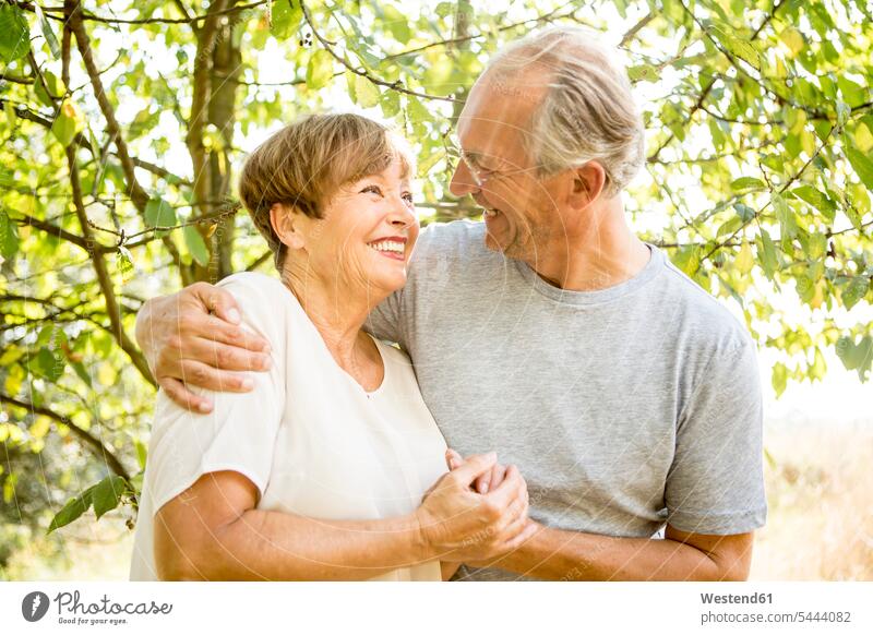 Glückliches älteres Paar umarmt sich im Freien lächeln umarmen Umarmung Umarmungen Arm umlegen Pärchen Paare Partnerschaft Mensch Menschen Leute People Personen