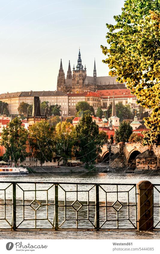 Tschechien, Prag, Blick auf Burg und Karlsbrücke mit der Moldau im Vordergrund Reise Travel Architektur Baukunst Menschen zufällige Personen Prager Burg Herbst