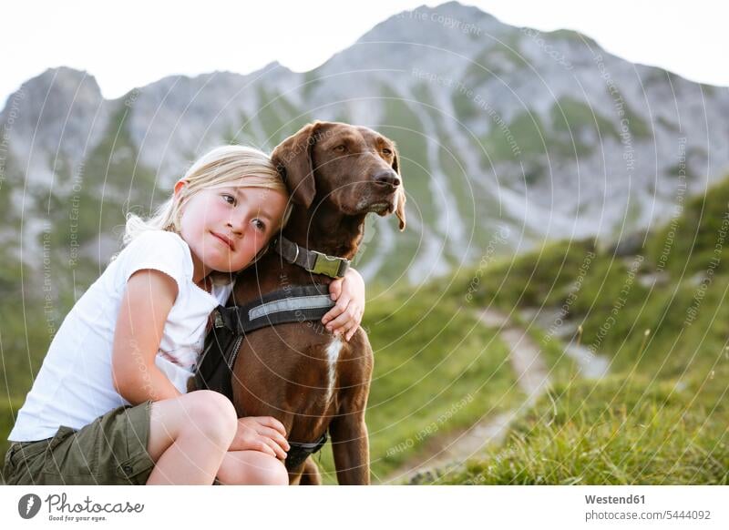 Österreich, Südtirol, junges Mädchen mit ihrem Hund Entspannung relaxen entspannen Wanderin Wanderinnen Beste Freunde Bester Freund Wiese Wiesen sitzen sitzend