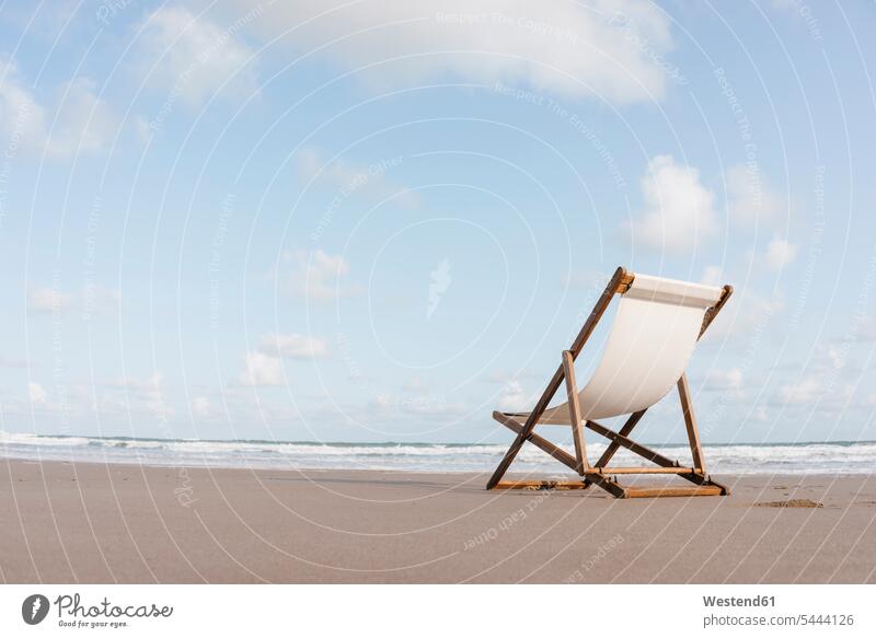 Liegestuhl am Strand Beach Straende Strände Beaches Liegestühle Entspannung entspannt Entspannen relaxen entspannen Stuhl Stuehle Stühle Urlaub Ferien Reise