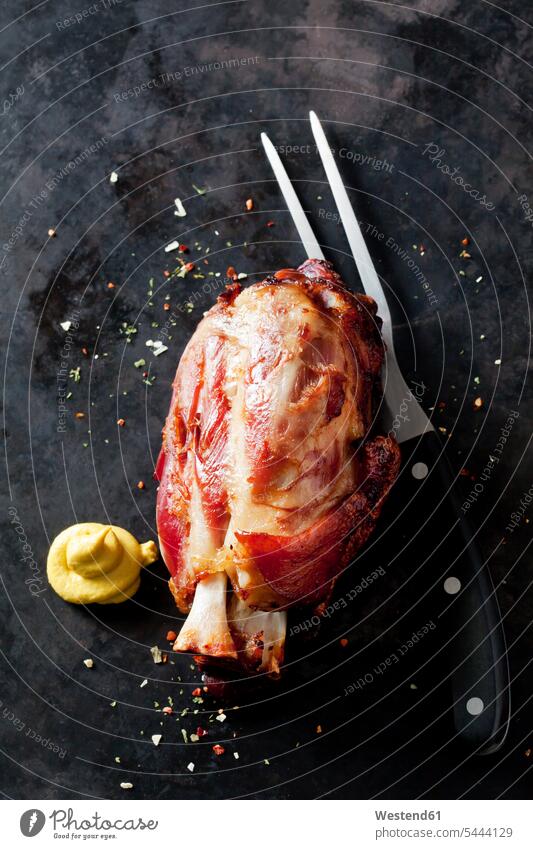 Gebratene Schweinshaxe mit Senf auf einem Backblech Draufsicht Vogelperspektive von oben Aufsicht Schweinefleisch Fleischgabel Fleischgabeln kochen herzhaft