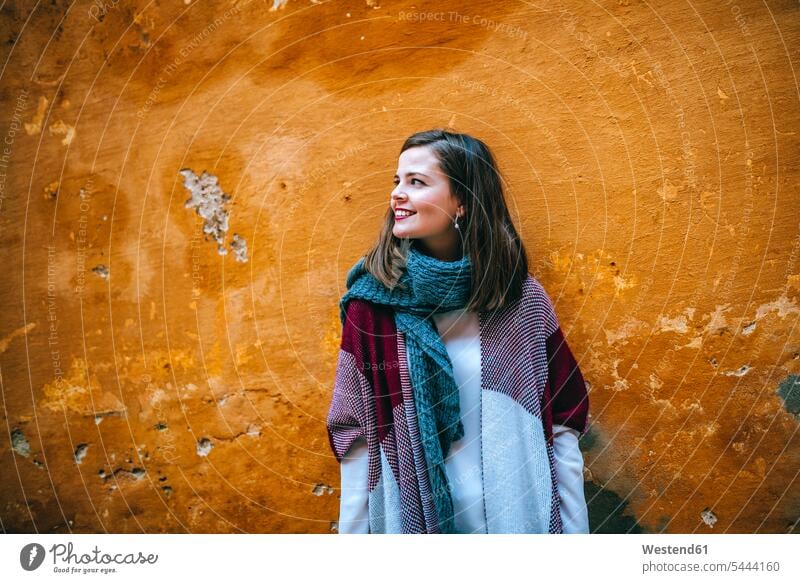 Junge Frau vor der Hauswand Schal Schals Textfreiraum reisen Travel verreisen Weg Reise Zuversicht Zuversichtlich Selbstvertrauen selbstbewusst Vertrauen